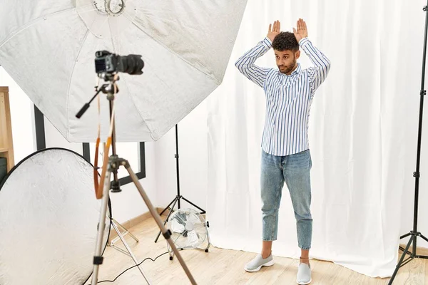 Arabische Jongeman Doet Zich Voor Als Model Fotostudio Doet Konijnenoren — Stockfoto