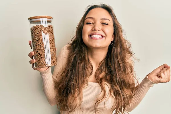 Genç Spanyol Kız Elinde Bir Kase Sağlıklı Tahıl Gevreği Tutarak — Stok fotoğraf