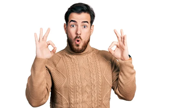 Young Hispanic Man Wearing Casual Clothes Looking Surprised Shocked Doing — Stock Photo, Image