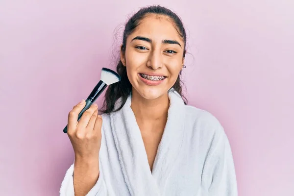Hispanisches Teenager Mädchen Mit Zahnspange Einem Gewand Mit Schminkbürste Das — Stockfoto