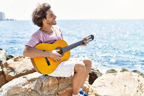 Jovem Hispânico Tocando Guitarra Clássica Sentado Rock Praia — Fotografia de Stock