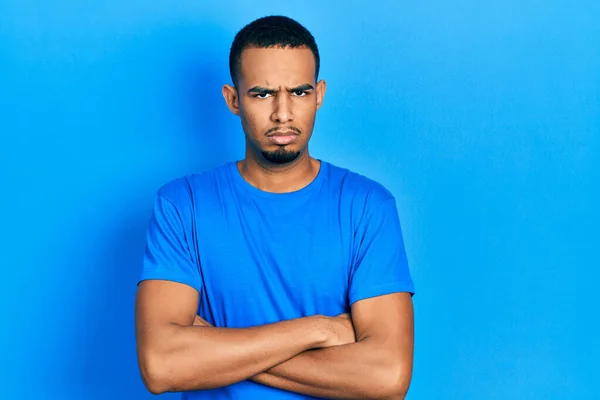 Ung Afrikansk Amerikansk Man Bär Casual Blå Shirt Skeptisk Och — Stockfoto
