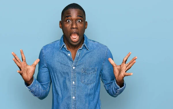Jonge Afrikaans Amerikaanse Man Draagt Casual Kleding Vieren Gek Verbaasd — Stockfoto