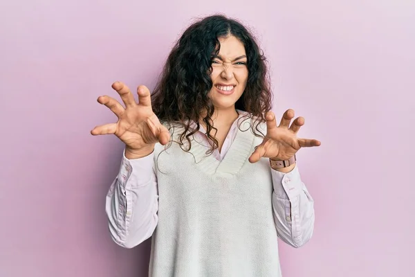 Jonge Brunette Vrouw Met Krullend Haar Dragen Casual Kleding Lachen — Stockfoto