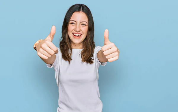 Junge Schöne Frau Legerem Weißen Shirt Die Positive Geste Mit — Stockfoto