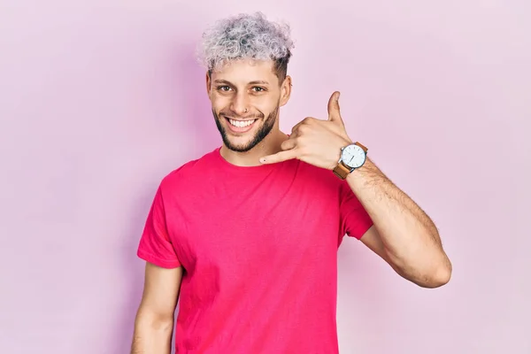 Jonge Spaanse Man Met Modern Geverfd Haar Draagt Casual Roze — Stockfoto