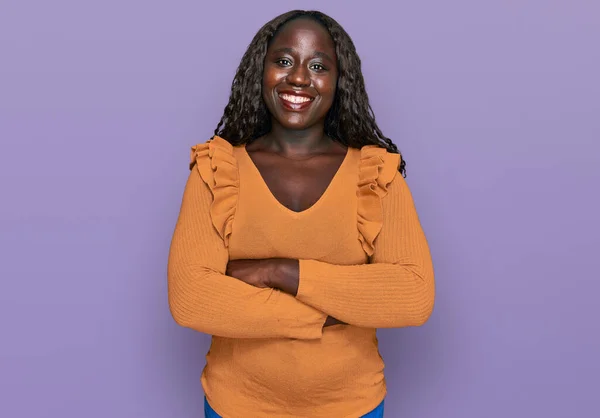 Mujer Africana Joven Vistiendo Ropa Casual Cara Feliz Sonriendo Con —  Fotos de Stock