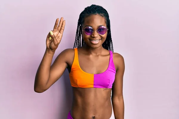 Junge Afrikanisch Amerikanische Frau Trägt Bikini Und Sonnenbrille Und Zeigt — Stockfoto