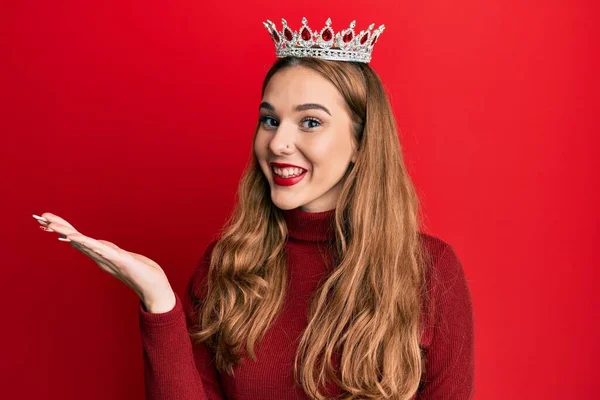 Jovem Mulher Loira Vestindo Coroa Princesa Celebrando Realização Com Sorriso — Fotografia de Stock