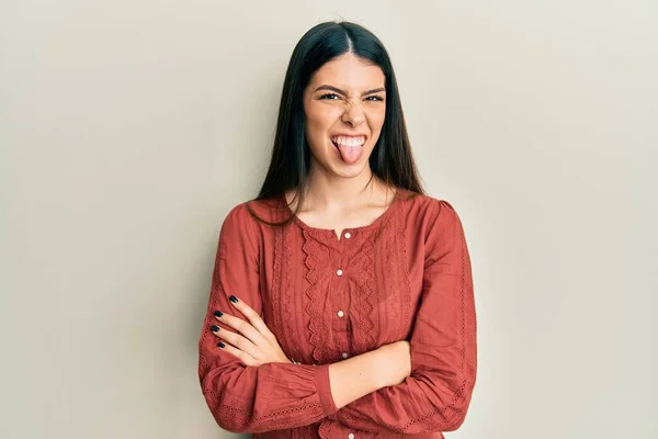 若いですヒスパニック女性身に着けていますカジュアル服ステッキング舌アウト幸せとともに面白い式 — ストック写真