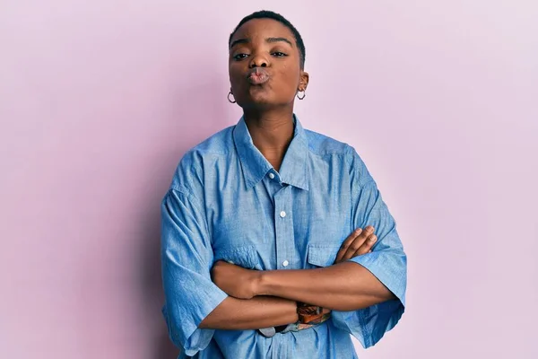Kollarını Kavuşturmuş Genç Afro Amerikalı Kadın Kameraya Bakıp Öpüşürken Sevimli — Stok fotoğraf