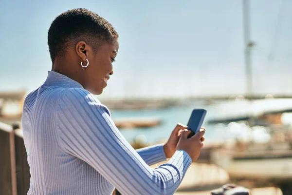 Young African American Woman Smiling Happy Using Smartphone Port — Stock Photo, Image