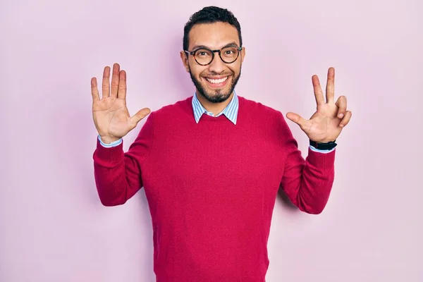 Sakallı Gömleği Gözlüklü Spanyol Adam Sekiz Numaralı Parmaklarını Gösterip Gösterirken — Stok fotoğraf