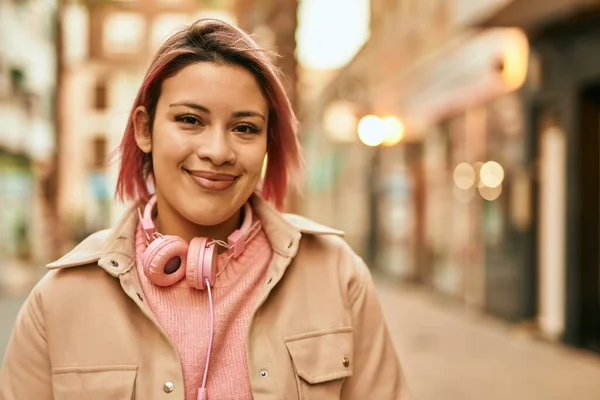 Junges Hispanisches Mädchen Lächelt Glücklich Mit Kopfhörern Die Stadt — Stockfoto