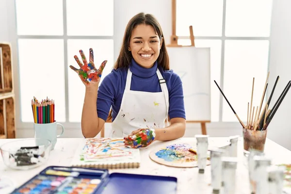 Jeune Femme Brune Studio Art Avec Les Mains Peintes Montrant — Photo