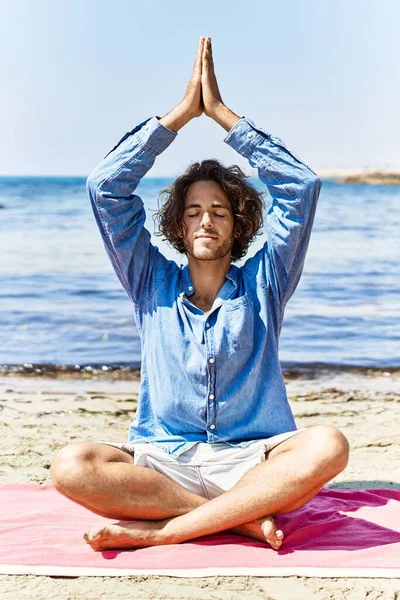 Giovane Uomo Ispanico Rilassato Facendo Yoga Seduto Sulla Sabbia Spiaggia — Foto Stock