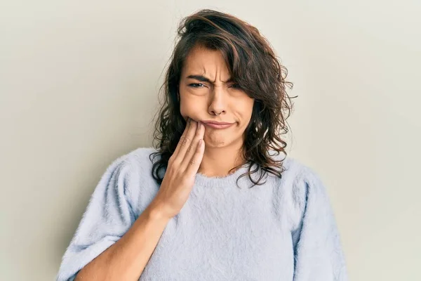 年轻的惊慌失措的女人 身穿休闲地冬季毛衣 手牵着嘴 因为牙齿疼痛或牙病而有痛苦的表情 — 图库照片