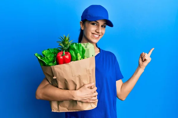 Mujer Hispana Joven Vistiendo Uniforme Mensajero Con Comestibles Del Supermercado — Foto de Stock