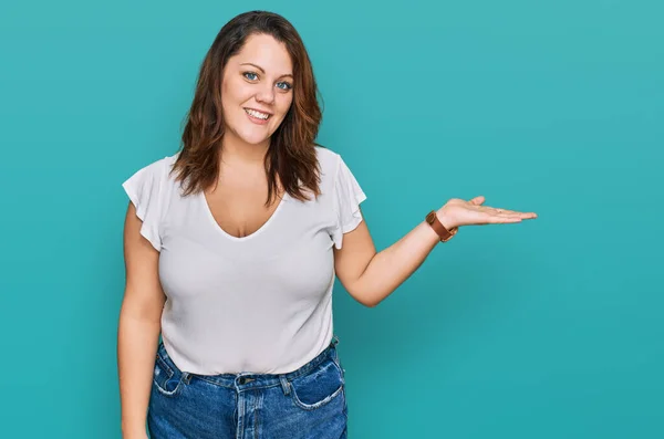 Young Size Woman Wearing Casual White Shirt Smiling Cheerful Presenting — Stock Photo, Image