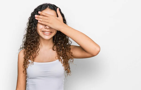 Adolescente Ragazza Ispanica Indossa Abiti Casual Sorridente Ridente Con Mano — Foto Stock