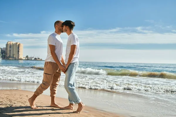 Jovem Gay Casal Beijos Praia — Fotografia de Stock