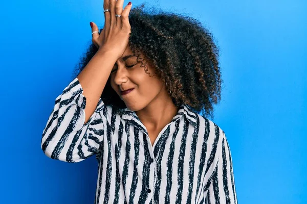 Mulher Americana Africana Bonita Com Cabelo Afro Vestindo Roupas Casuais — Fotografia de Stock