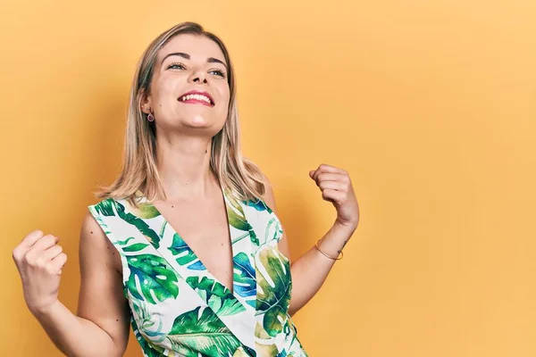 Hermosa Mujer Caucásica Vistiendo Vestido Verano Muy Feliz Emocionada Haciendo —  Fotos de Stock