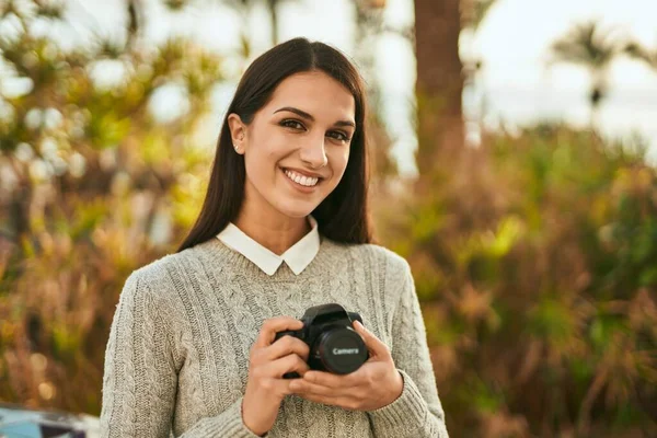 Ung Latinamerikansk Kvinna Ler Glad Med Kameran Stan — Stockfoto