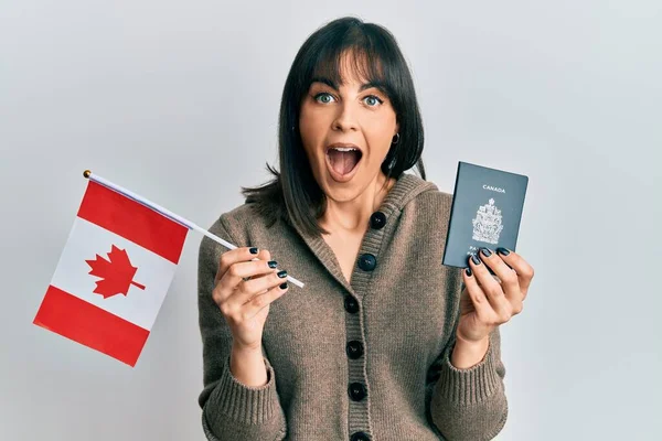 Jovem Hispânica Segurando Bandeira Canadá Passaporte Celebrando Louco Espantado Pelo — Fotografia de Stock