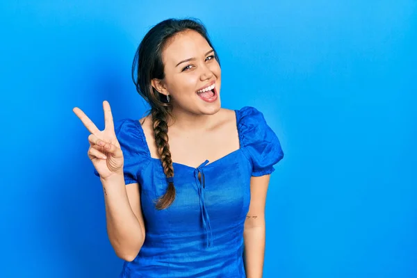 Joven Chica Hispana Vestida Con Ropa Casual Sonriendo Con Cara — Foto de Stock