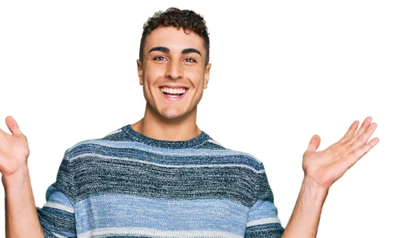 Jovem Hispânico Vestindo Roupas Casuais Celebrando Louco Espantado Com Sucesso — Fotografia de Stock