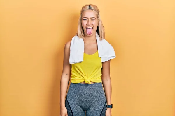 Vacker Blond Sport Kvinna Bär Träningskläder Sticker Tungan Glad Med — Stockfoto