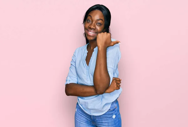Genç Afro Amerikan Kadın Günlük Kıyafetler Giyip Gülümsüyor Gülümsüyor Başparmağıyla — Stok fotoğraf