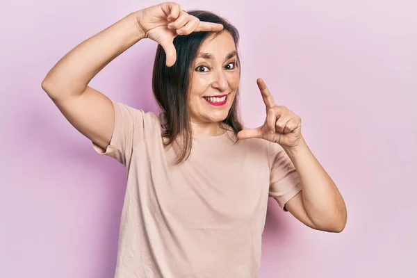 Middelbare Leeftijd Spaanse Vrouw Dragen Casual Kleding Glimlachende Maken Frame — Stockfoto