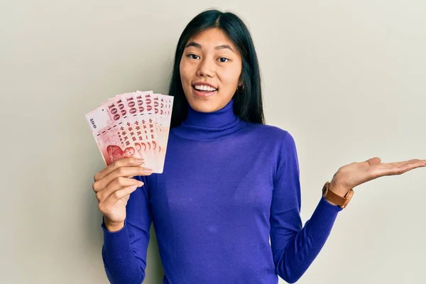 Jovem Chinesa Segurando 100 Novas Notas Dólares Taiwan Celebrando Realização — Fotografia de Stock
