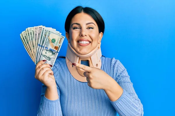 Servikal Tasma Takan Güzel Esmer Kadın Elinde Sigorta Parası Tutarken — Stok fotoğraf