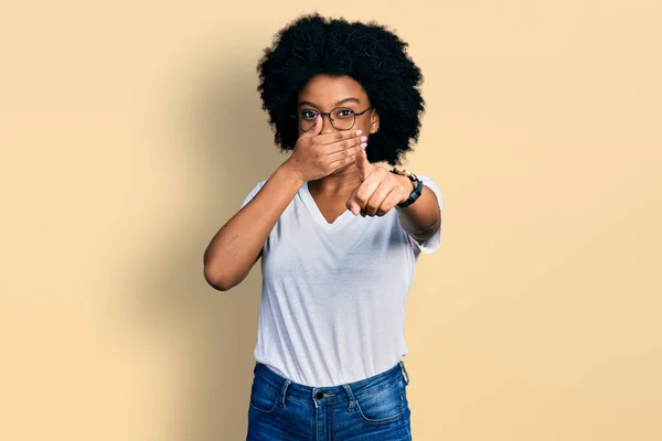 Gündelik Beyaz Tişört Giyen Genç Afro Amerikalı Kadın Sana Gülüyor — Stok fotoğraf