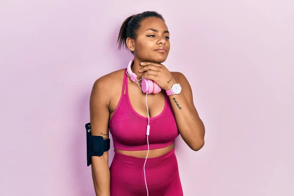 Fiatal Afro Amerikai Lány Tornaruhát Visel Fülhallgatót Használ Fájdalmas Nyakat — Stock Fotó
