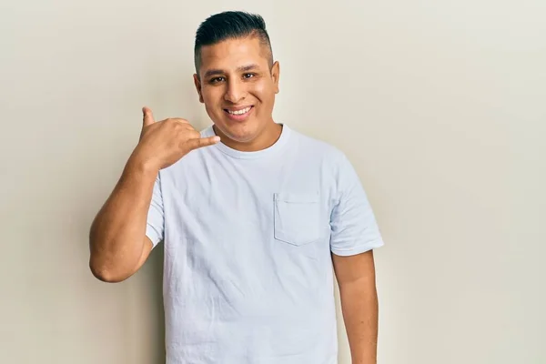 Jovem Latino Vestindo Casual Shirt Branca Sorrindo Fazendo Gesto Telefone — Fotografia de Stock