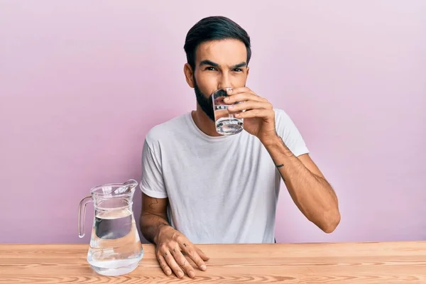 Hombre Hispano Con Barba Bebiendo Vaso Agua Mineral Fresca Sentado — Foto de Stock