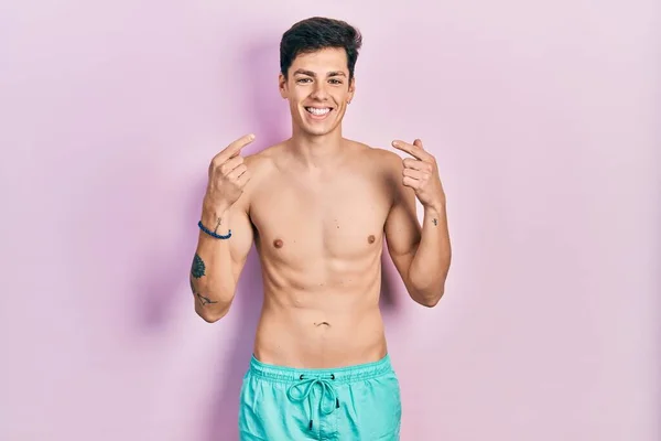 Joven Hispano Con Traje Baño Sin Camisa Sonriente Alegre Mostrando —  Fotos de Stock