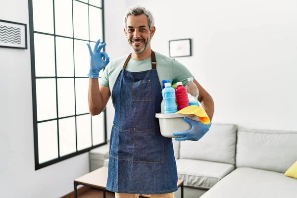 Hombre Hispano Mediana Edad Con Delantal Más Limpio Sosteniendo Productos — Foto de Stock