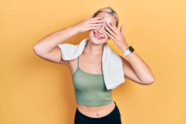 Menina Loira Jovem Vestindo Sportswear Toalha Cobrindo Olhos Com Mãos — Fotografia de Stock