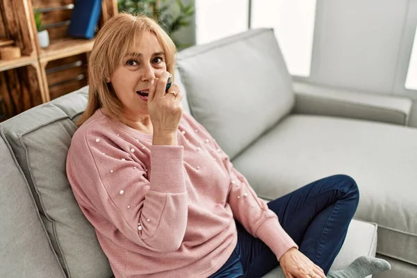 Middle Age Asthmatic Woman Smiling Happy Using Inhaler Sitting Sofa — ストック写真