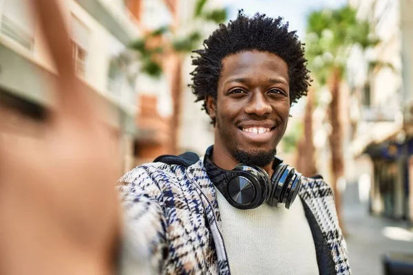 Hombre Negro Guapo Con Pelo Afro Usando Auriculares Sonriendo Feliz — Foto de Stock