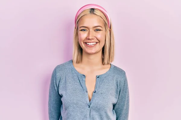 Mooie Blonde Vrouw Die Roze Achtergrond Staat Met Een Vrolijke — Stockfoto