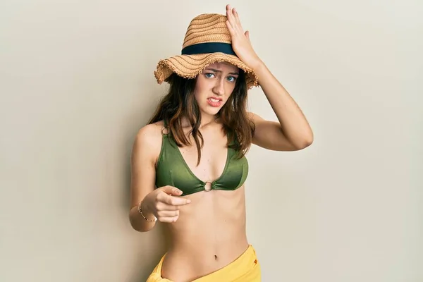 Junge Brünette Frau Bikini Überrascht Mit Hand Auf Kopf Für — Stockfoto