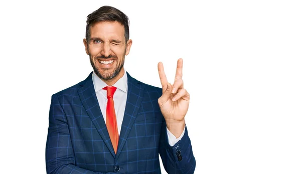 Hombre Guapo Con Barba Vistiendo Traje Negocios Corbata Sonriendo Con —  Fotos de Stock