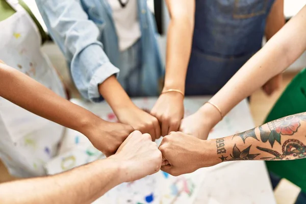 Gruppo Persone Sedute Sul Tavolo Pugni Urto Allo Studio Arte — Foto Stock