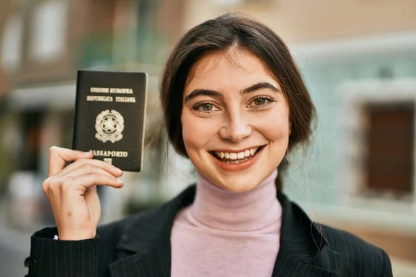 Joven Mujer Negocios Hermosa Sonriendo Feliz Sosteniendo Italia Pasaporte Ciudad — Foto de Stock